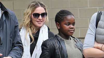 بالصور.. مادونا تسمح لابنتها بالتبني رؤية جدتها الحقيقية