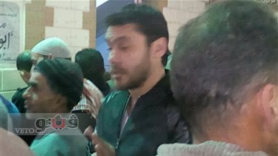 بالفيديو.. أحمد حسن وجمعة وعبد الحفيظ يؤدون صلاة الجنازة على والد أبو تريكة