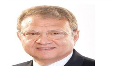 وزير الاتصالات الجديد فى مكتبه بالوزارة رغم 