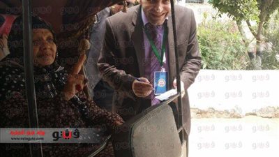 بالصور.. عجوز تدلي بصوتها في الانتخابات الرئاسية داخل 