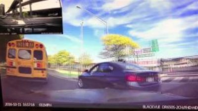 شاهد.. ماذا حدث لسائق «BMW» حاول تجاوز سيارة