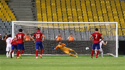 كوارث فنية ارتكبها مارتن يول في قمة الكأس.. الهولندي يحرم «معلول» من الكلاسيكو.. يحرق ميدو جابر في الظهور الأول.. التمسك بدماء سعد سمير.. فشل التعامل مع أزمة إهدار الفرص.. وتأجيل الدفع بمروا