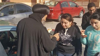 مطران بورسعيد يزور «أقباط العريش» بالإسماعيلية للاطمئنان عليهم