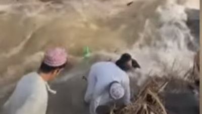 مأساة فيضان عمان.. حالات غرق ومياه السيول تفاجئ زوار أحد الشلالات | فيديو وصور