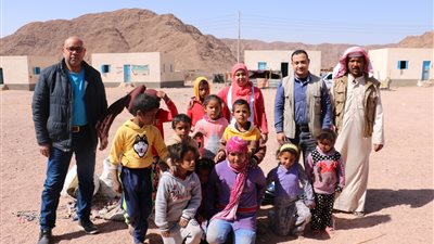 بالصور.. وزارة البيئة تشارك في حملات التوعية لبدو نويبع