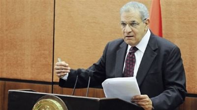محللون: انتخابات الرئاسة تظهر «عورات» حكومة محلب.. التخبط سيد الموقف.. رئيس مجلس الوزراء يمنح يوم إجازة دون فائدة.. ويضيع على الدولة ملايين.. وقرار منح تذاكر سفر مجانية متأخر جدًا