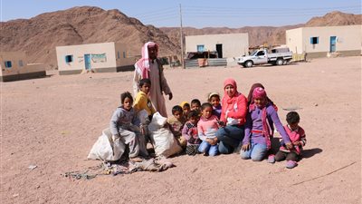 جمعية سياحة مصر تلون نويبع بالجمال بمبادرة «بأيدينا ننظف مدينتنا»