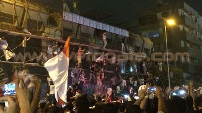 بالصور.. جماهير الزمالك يعتلون البنك الأهلي للاحتفال بالكأس