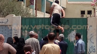 بالفيديو والصور.. أولياء الأمور يعتلون أسوار مدارس الشرقية