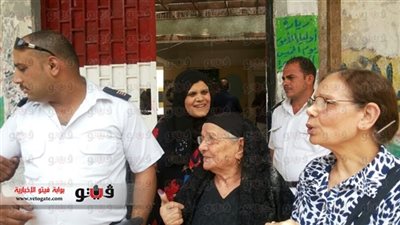 بالفيديو والصور.. «المسنون» يرسمون مستقبل مصر.. إقبال كثيف لـ «الكبار» في ثالث أيام «الرئاسية».. أكبر معمرة تصوت لـ«السيسي».. عجوز تنتخب داخل «التوك توك