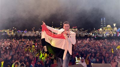 بالصور.. حمادة هلال يشعل حفل «يوم اليتيم» في «دبي» برفع العلم المصري