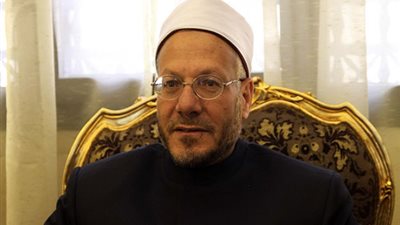 المفتي: مواجهة الفكر المتطرف بالقلم والبندقية