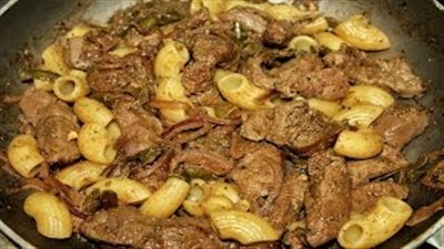 بالفيديو.. الطريقة الأصلية لعمل المكرونة بالكبدة