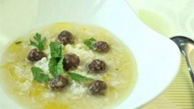 حساء اللحم مع الأرز والبيض والدقيق على الطريقة التركية