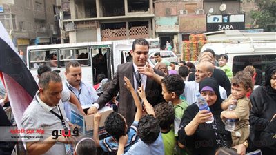 بالفيديو والصور.. توزيع زجاجات المياه على الناخبين أمام لجان إمبابة