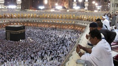16 مليار جنيه نفقة المصريين على العمرة قبل زيادة الرسوم.. 8.5 مليارات جنيه تدخل خزينة الاقتصاد السعودي.. و500 مليون لشركات الطيران الخاصة.. و2000 جنيه نفقات الإعاشة في بلاد الحرمين