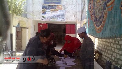 بالصور.. إقبال نساء دشنا على لجان الاقتراع