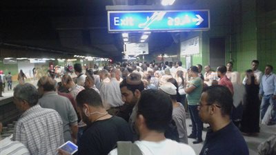 تكدس الركاب على أرصفة اتجاه الجيزة بعد تعطل قطار بـ«مترو الشهداء»
