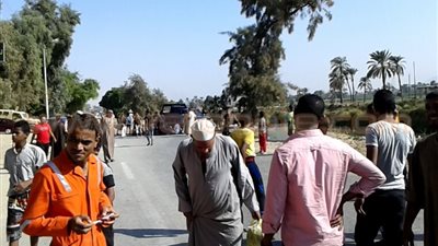 بالصور.. أهالي الجزيرية يقطعون طريق «مصر أسوان» بسبب قطع المياه