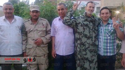 بالصور.. مواطن ينتخب بجلباب من زي الجيش بالشرقية