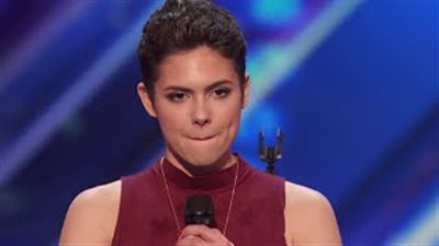 بالفيديو.. فتاة ناجية من السرطان تحصل على الباز الذهبي بسبب صوتها