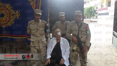 بالصور.. مسنة تدلي بصوتها للسيسي في 