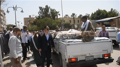 بالصور.. 60 سيارة محملة بسلع غذائية مدعمة تجوب شوارع الفيوم