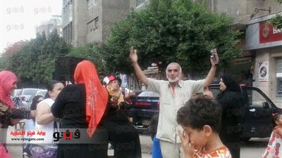 بالفيديو والصور.. سيدة تتخلى عن الكرسي المتحرك فور سماعها 