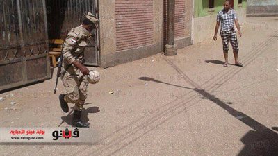 بالصورة.. جندي يلعب الكرة أمام إحدى اللجان