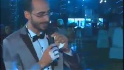 بالفيديو.. عريس يقبل قدم والدته في حفل زفافه بالشرقية