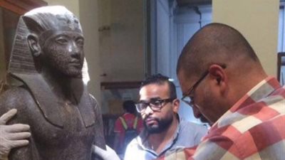تغليف تمثالي الملك توت عنخ أمون بالمتحف المصري