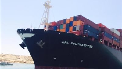 ٥٠ سفينة تعبر قناة السويس بحمولة ٣ ملايين طن