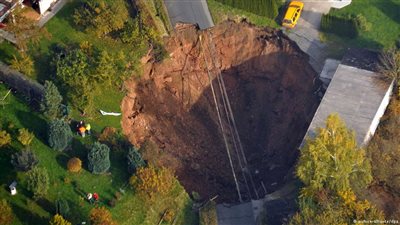 حفرة تبتلع شرفة أحد القصور في أستراليا