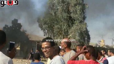 بالفيديو.. رجال الإطفاء يواصلون إخماد نيران بطريق «مصر - أسوان»