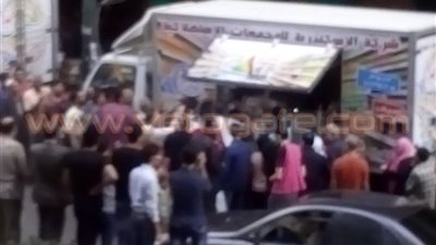 بالصور.. زحام على سيارات «المجمعات» لشراء السكر بالإسكندرية