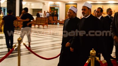 بالفيديو.. الإمام الأكبر ووزير الأوقاف يصلان قاعة مؤتمرات الأزهر