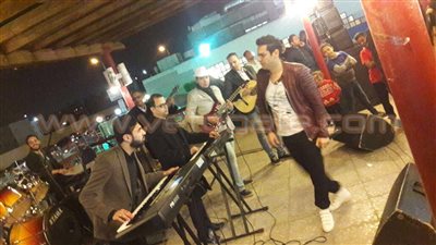 بالصور.. «أحمد زكريا» يشعل حفل «النادي الأهلي» في يوم اليتيم