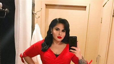 بالصور.. خبيرة مكياج تثير ضجة بلوحة بيونسيه على شفاهها