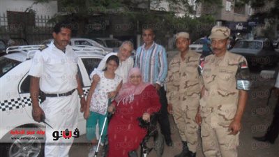 بالصور.. سيدة على كرسي متحرك تدلي بصوتها في 