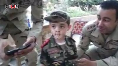 بالفيديو والصور.. طفل أمام إحدى لجان المطرية: 