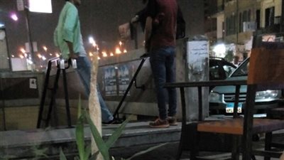 بالصور.. أهالي العباسية يستغيثون من استغلال مقهى لرصيف محطة المترو