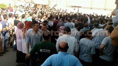 بالصور.. استمرار اعتصام عمال مصنع «كيه سي جيه» بالعاشر