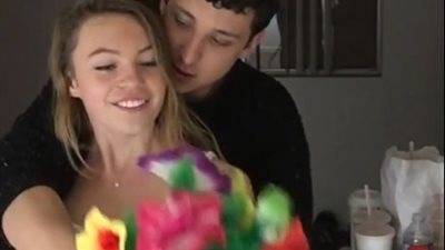 بالفيديو.. شاب يدهش حبيبته بعدد من الخدع السحرية