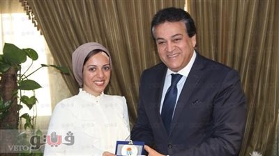 وزير التعليم العالي يكرم الطالبة الحاصلة على أفضل جائزة بحث علمي