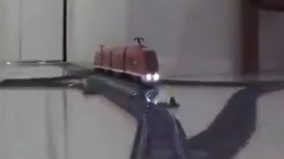 بالفيديو.. قطار لعبة يدهش رواد مواقع التواصل بطول مساره