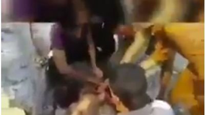 بالصور.. عناصر «الحشد الشعبي» يقطعون جثة عراقي ويتناولون أعضاءه