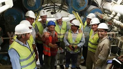 بالصور.. عمال أنفاق الإسماعيلية يلتقطون «سيلفي» احتفالا ببدء التشغيل