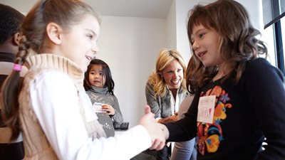 6 مهارات اجتماعية تخلص طفلك من الانطواء