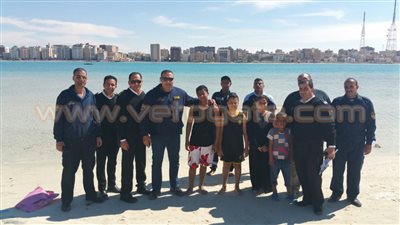 بالصور.. أمن مطروح ينقذ 4 أطفال من الغرق بعد انقلاب بدال بهم