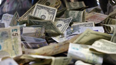 الدولار يسجل 701 قرش في مستهل التعاملات اليوم